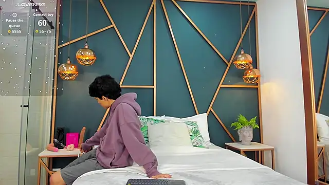 Snapshot of oliver_laurent chatting on 04/11/26, 01:15 oliver laurent online show from 04/11/26, 01:15