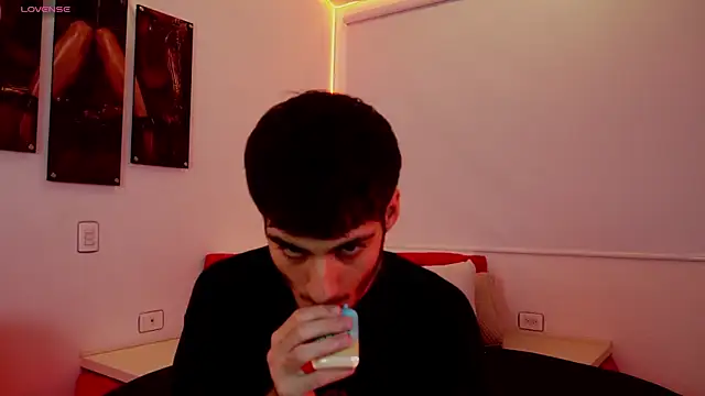 Snapshot of Enzo_Crown chatting on 04/14/26, 07:52 Enzo Crown online show from 04/14/26, 07:52