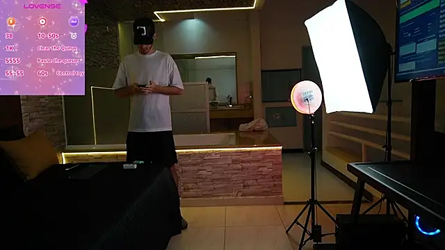 Snapshot of Enzo_Crown chatting on 04/13/26, 08:24 Enzo Crown online show from 04/13/26, 08:24