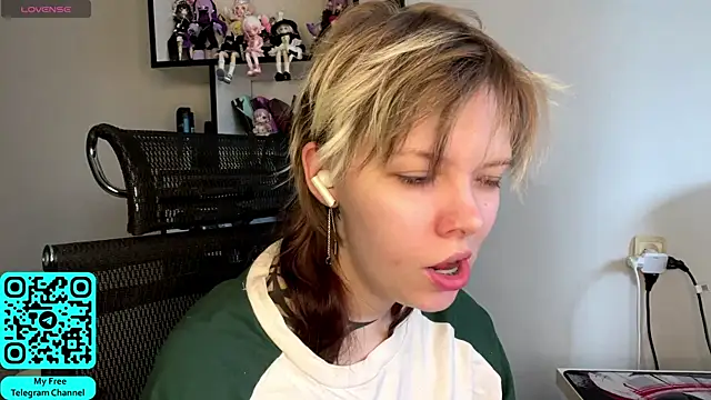 Snapshot of MadalynNosel chatting on 04/11/26, 07:05 MadalynNosel online show from 04/11/26, 07:05