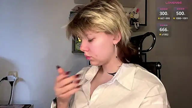 Snapshot of MadalynNosel chatting on 04/07/26, 07:10 MadalynNosel online show from 04/07/26, 07:10