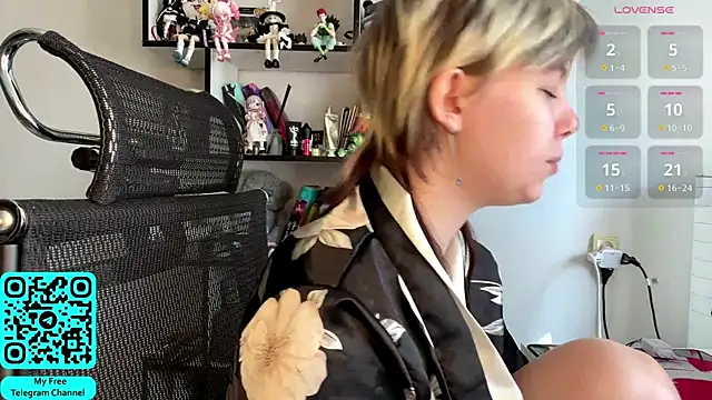 Snapshot of MadalynNosel chatting on 04/08/26, 07:10 MadalynNosel online show from 04/08/26, 07:10