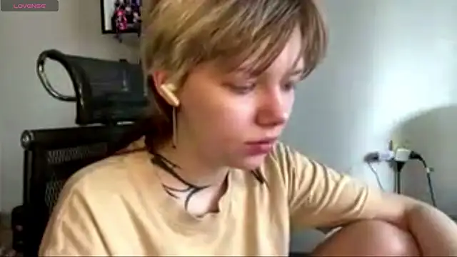 Snapshot of MadalynNosel chatting on 04/12/26, 07:11 MadalynNosel online show from 04/12/26, 07:11