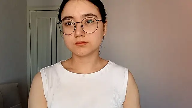 Snapshot of LezlieEllegood chatting on 04/13/26, 03:32 LezlieEllegood online show from 04/13/26, 03:32