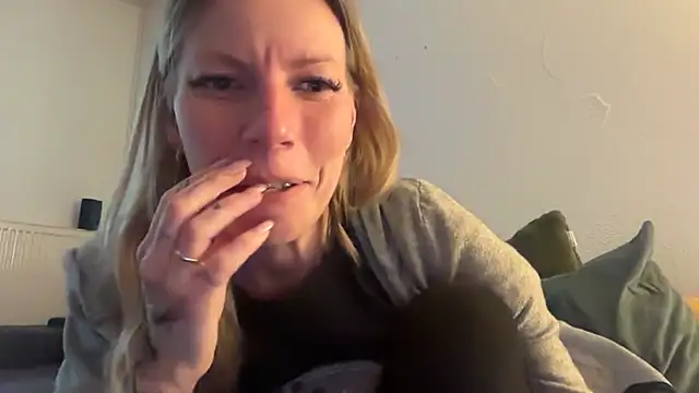 Snapshot of nursenextdoor901 chatting on 04/13/26, 05:44 nursenextdoor901 online show from 04/13/26, 05:44