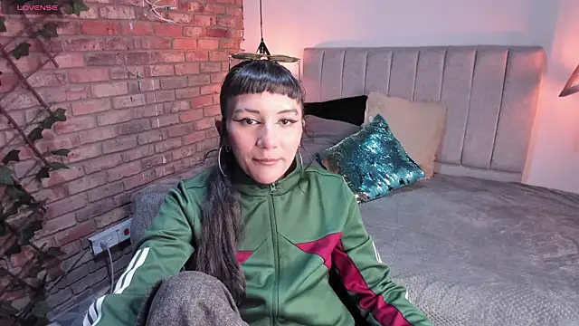 Hanna Clark   online show from 05/11/26, 12:06