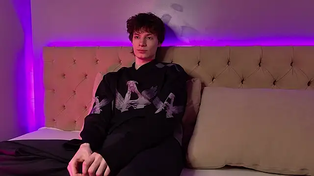 Snapshot of EdwardHogan chatting on 04/15/26, 03:05 EdwardHogan online show from 04/15/26, 03:05