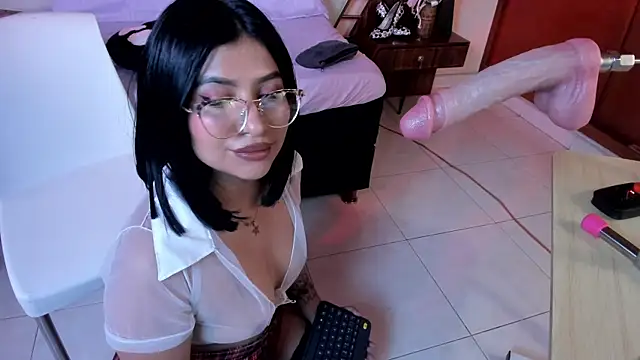 Snapshot of zaraywhitmore chatting on 04/08/26, 06:20 zaraywhitmore online show from 04/08/26, 06:20