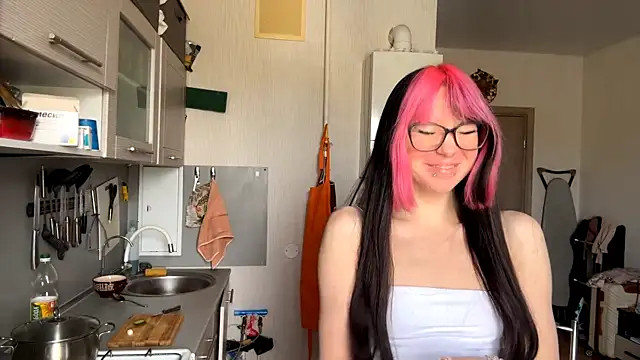 Snapshot of WifeAileen chatting on 04/16/26, 06:36 WifeAileen online show from 04/16/26, 06:36