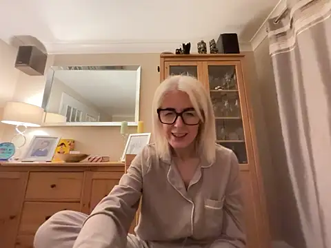 Laylaskyexx online show from 04/22/26, 09:43