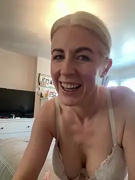 Laylaskyexx online show from 05/25/26, 06:56