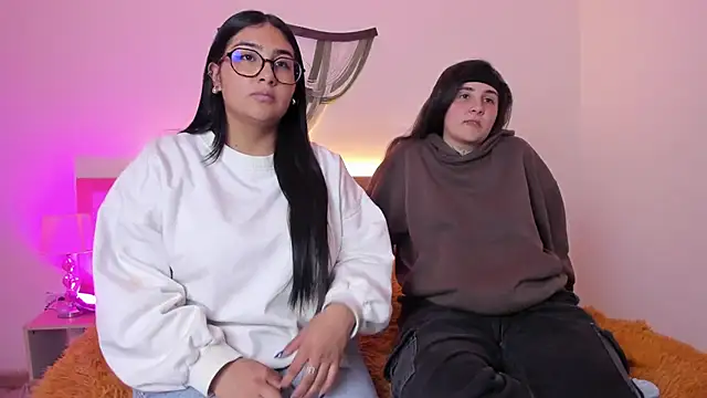 Elisa n Emma online show from 04/01/26, 08:17