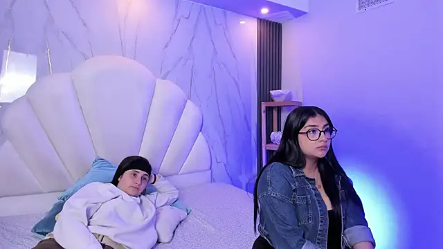 Elisa n Emma online show from 04/11/26, 08:12