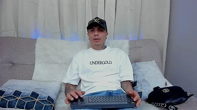 Snapshot of Charlie_Foxie chatting on 04/06/26, 06:53 Charlie Foxie online show from 04/06/26, 06:53