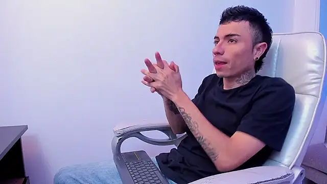 Snapshot of Charlie_Foxie chatting on 04/14/26, 02:16 Charlie Foxie online show from 04/14/26, 02:16