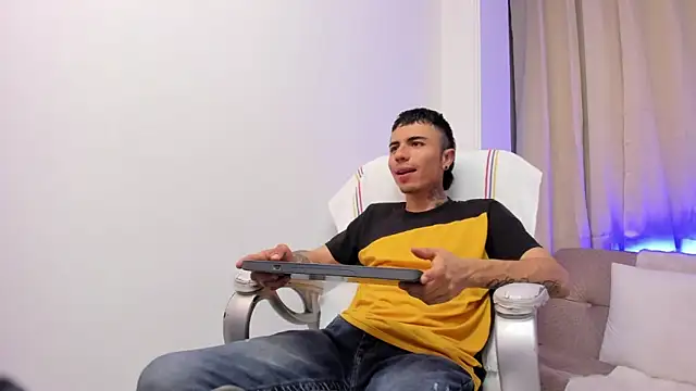 Snapshot of Charlie_Foxie chatting on 04/10/26, 03:35 Charlie Foxie online show from 04/10/26, 03:35