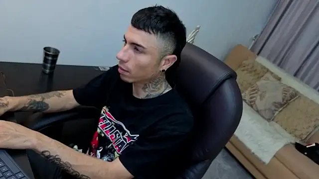 Snapshot of Charlie_Foxie chatting on 04/04/26, 08:04 Charlie Foxie online show from 04/04/26, 08:04