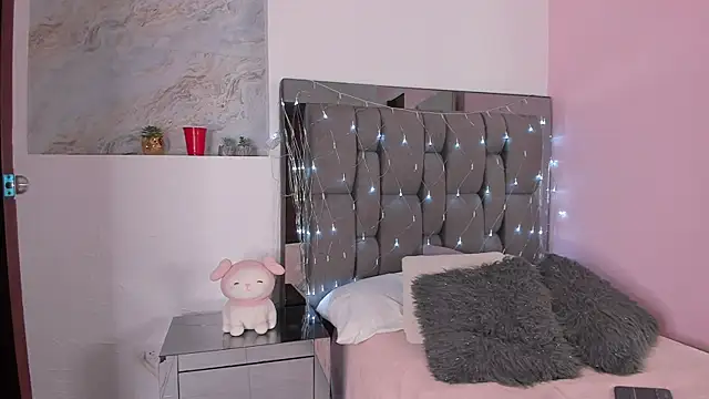 Snapshot of Kendall_Rous_ chatting on 04/13/26, 01:48 Kendall Rous online show from 04/13/26, 01:48