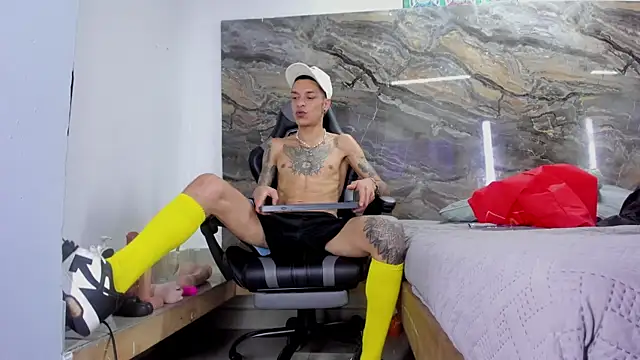 logan-wollf online show from 04/13/26, 07:40