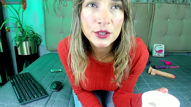 Snapshot of alma_rose_ chatting on 05/01/26, 04:56 alma rose online show from 05/01/26, 04:56