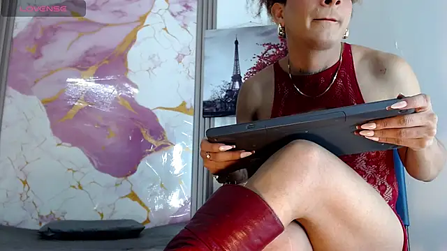 Snapshot of Sharlotte_Jones chatting on 04/13/26, 11:58 Sharlotte Jones online show from 04/13/26, 11:58