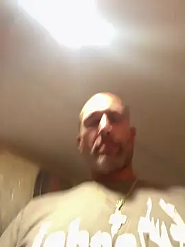 Snapshot of hitman13sal chatting on 07/16/26, 01:35 hitman13sal online show from 07/16/26, 01:35