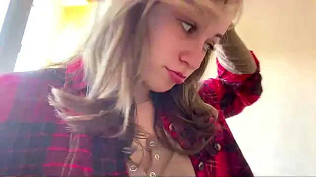 Snapshot of SpringSummers chatting on 04/06/26, 08:15 SpringSummers online show from 04/06/26, 08:15