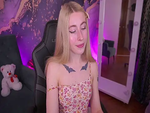 MelaniiePlay online show from 04/22/26, 12:56