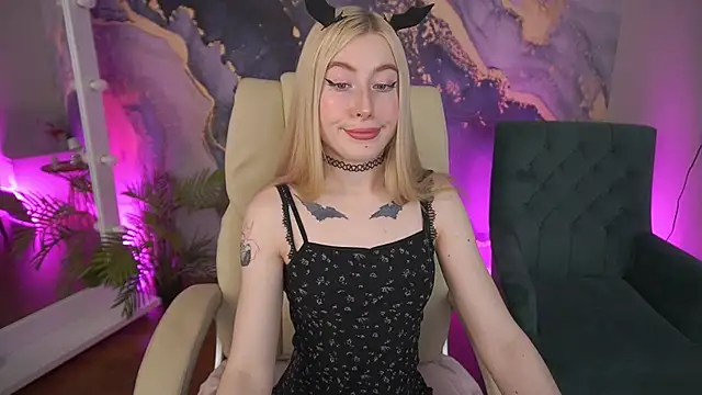 MelaniiePlay online show from 05/25/26, 01:21