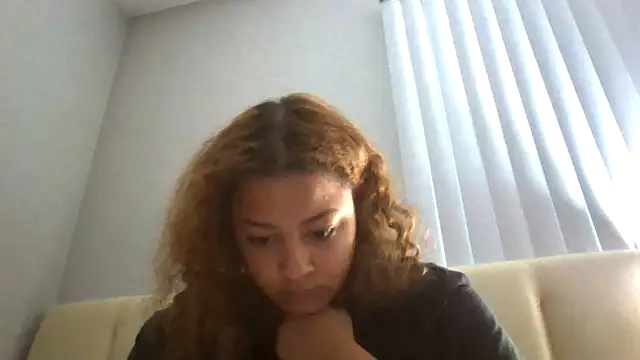 Snapshot of madzbailey chatting on 06/14/26, 02:29 madzbailey online show from 06/14/26, 02:29
