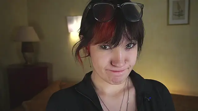 Snapshot of BettieBagwill chatting on 04/14/26, 03:28 BettieBagwill online show from 04/14/26, 03:28