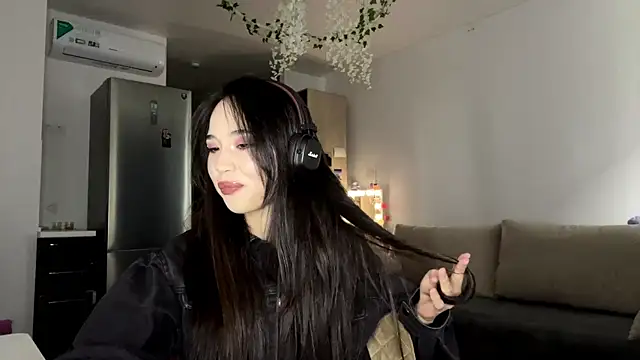 Snapshot of Elizabetswan chatting on 04/14/26, 11:48 Elizabetswan online show from 04/14/26, 11:48