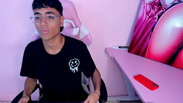 Snapshot of DannTaylor chatting on 04/08/26, 12:28 DannTaylor online show from 04/08/26, 12:28