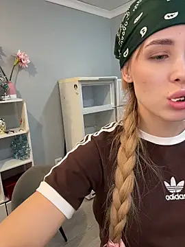 Snapshot of moneyforPeaches chatting on 04/07/26, 04:42 moneyforPeaches online show from 04/07/26, 04:42