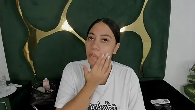 Daphne cuteht online show from 05/23/26, 08:41