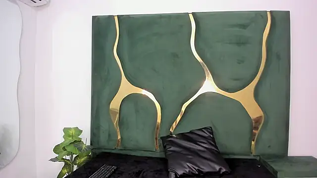 Daphne cuteht online show from 05/01/26, 09:09