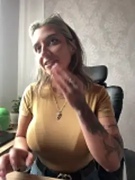 Snapshot of Isabella_varella- chatting on 06/19/26, 04:57 Isabella varella- online show from 06/19/26, 04:57