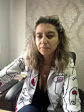 Snapshot of Isabella_varella- chatting on 07/17/26, 01:08 Isabella varella- online show from 07/17/26, 01:08