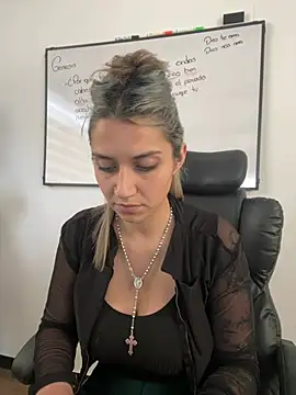 Snapshot of Isabella_varella- chatting on 07/20/26, 01:57 Isabella varella- online show from 07/20/26, 01:57
