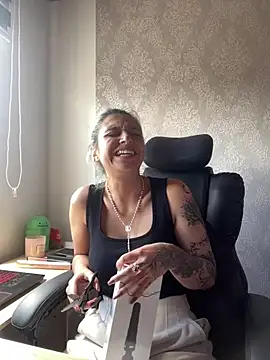 Snapshot of Isabella_varella- chatting on 07/14/26, 04:46 Isabella varella- online show from 07/14/26, 04:46