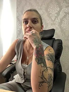 Snapshot of Isabella_varella- chatting on 06/10/26, 01:12 Isabella varella- online show from 06/10/26, 01:12