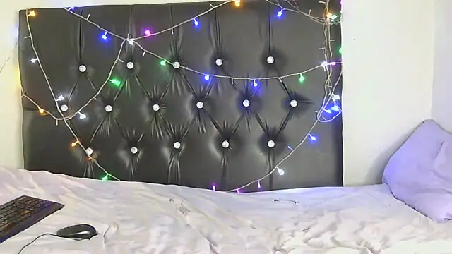 SlipperyLipsX online show from 04/12/26, 07:55