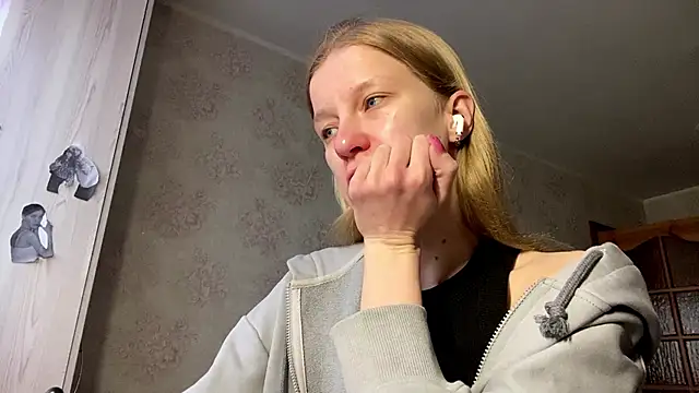 Snapshot of CuriousMildness chatting on 04/14/26, 09:03 CuriousMildness online show from 04/14/26, 09:03