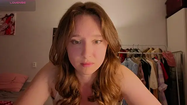 Snapshot of hunny_ines chatting on 07/05/26, 05:42 hunny ines online show from 07/05/26, 05:42