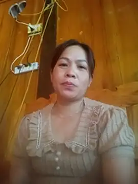 Snapshot of -Luni- chatting on 06/15/26, 06:57 -Luni- online show from 06/15/26, 06:57
