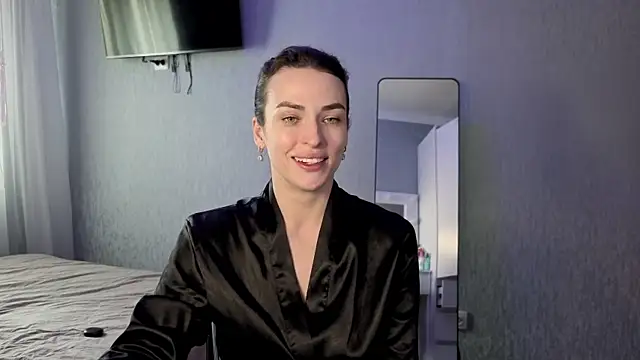 Kira  love1 online show from 05/18/26, 12:32