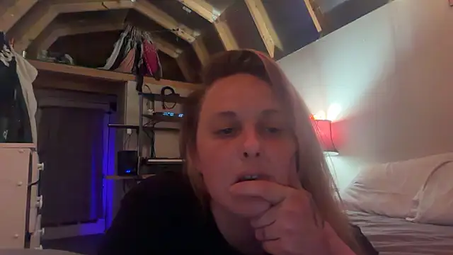 Snapshot of Threat24 chatting on 04/06/26, 02:07 Threat24 online show from 04/06/26, 02:07