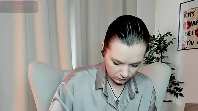 kirarogersss online show from 04/10/26, 08:21