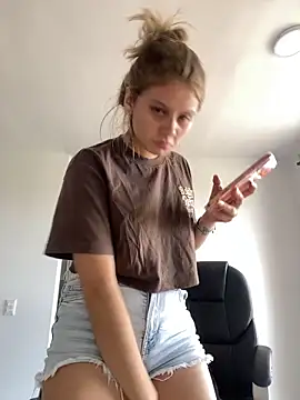 Snapshot of Alison_parkerrr chatting on 04/13/26, 07:07 Alison parkerrr online show from 04/13/26, 07:07