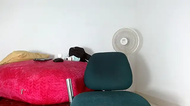 Snapshot of alejandrofoxnoir18 chatting on 04/14/26, 04:56 alejandrofoxnoir18 online show from 04/14/26, 04:56